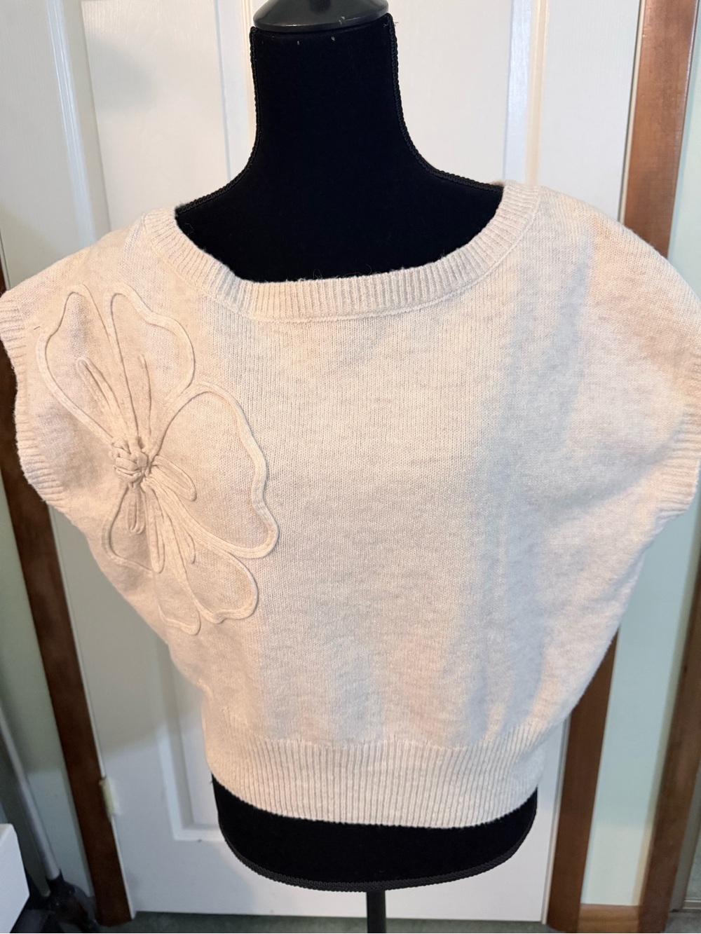 Women's Cream Short-Sleeve Flower Appliqué Sweater